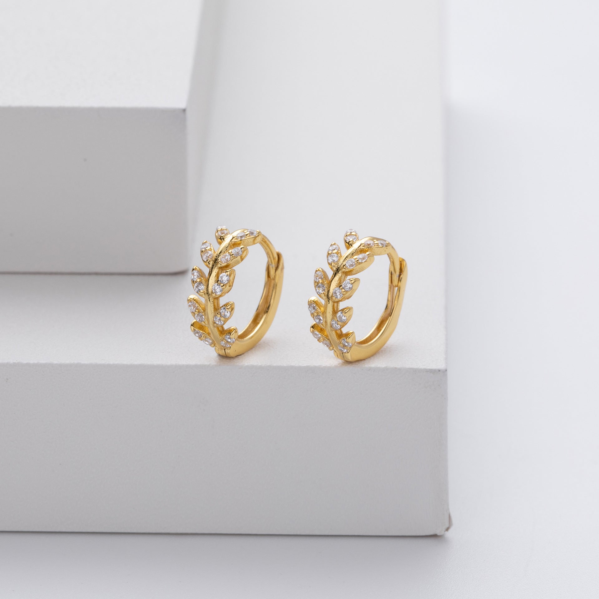 Advanced Cartilage-Piercing Earrings With Zircon And Diamond Inlays Secondary image